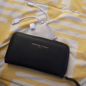 Adrienne Vittadini Charging Wallet